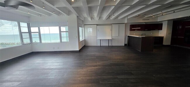 Foto del edificio - 5255 Collins Ave