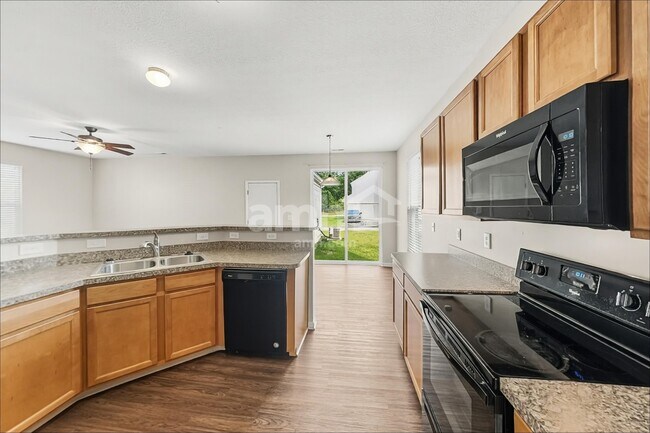 Foto del edificio - 7266 Rondeau Dr
