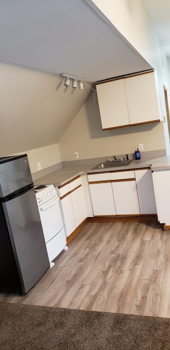 Kitchen - 108 Stuyvesant Dr