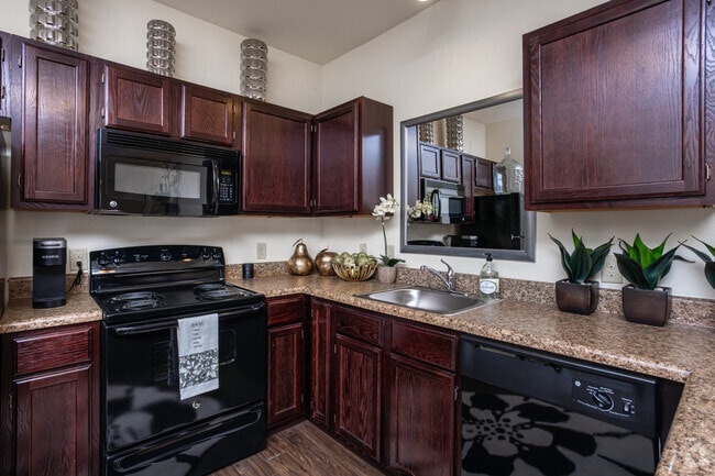 2BR, 2BA - 1,093SF - Kitchen - The Fairways at Auburn I/II Apartments