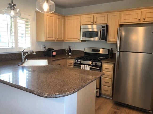 Foto del edificio - 2 bedroom, 1 bath townhome in great location
