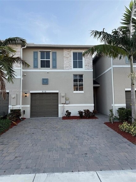 Building Photo - 818 SE 19th St