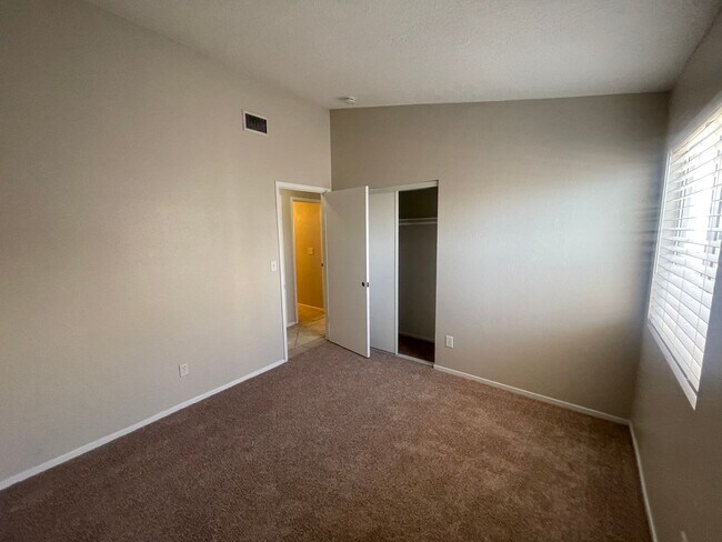 Building Photo - 3 bedrooms and 2 bathroom home! come see t...