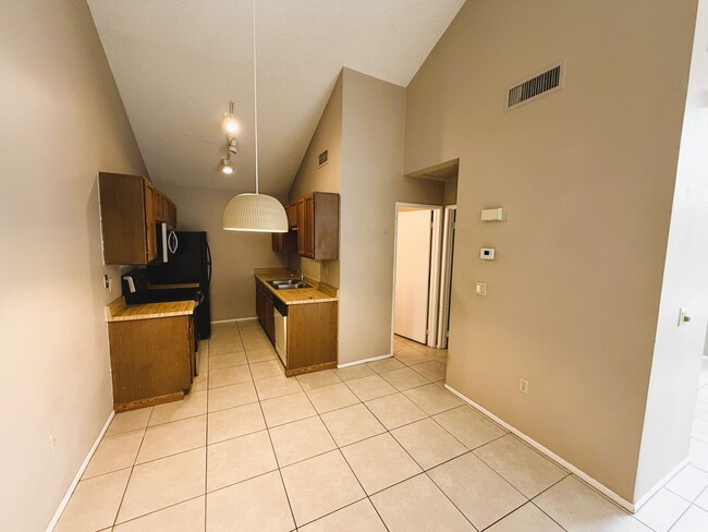 Building Photo - 1 bed Plus DEN/OFFICE w/closet (may be used for 2nd bedroom) 1 bath!