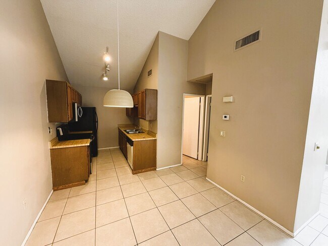 Foto del edificio - 1 bed Plus DEN/OFFICE w/closet (may be used for 2nd bedroom) 1 bath!
