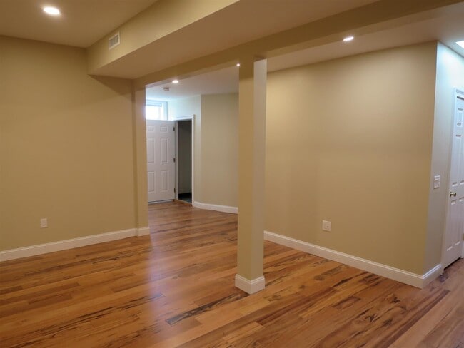 Building Photo - 123 Inman St