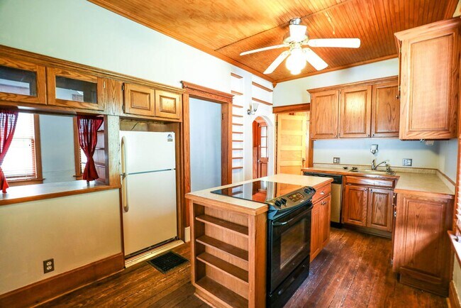 Building Photo - **Perfectly Located 3 bed 1 bath Walking D...