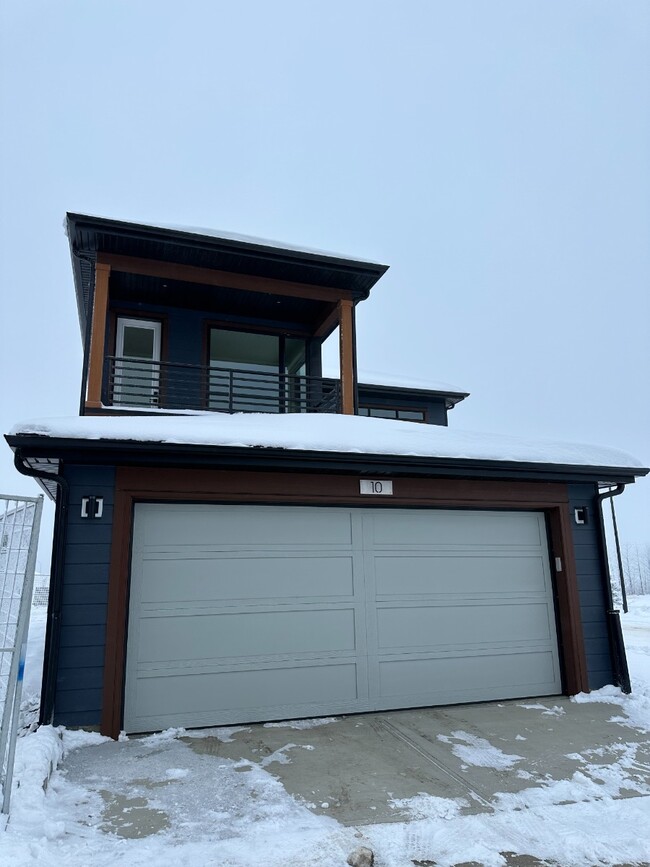 Photo du bâtiment - Modern 3-Bed, 2.5-Bath Home on Alpine Ave ...