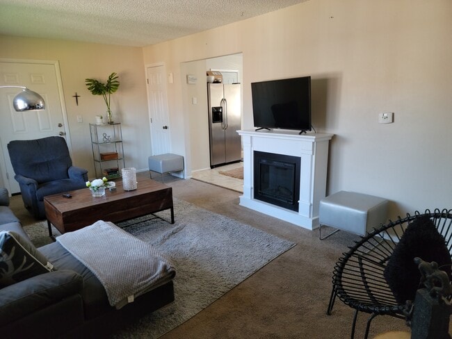 Living Room w/Fireplace - 145 S 18th Ave