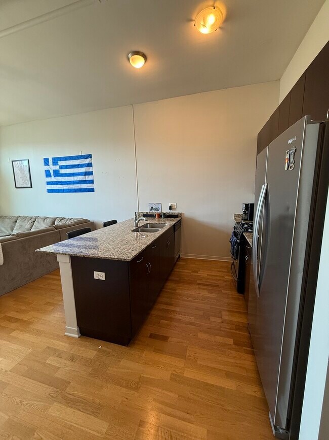 Foto del edificio - 437 W Division St