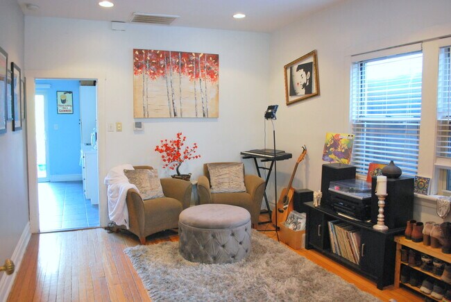 Main area / lounge or potential dining area - 1506 W Thomas St