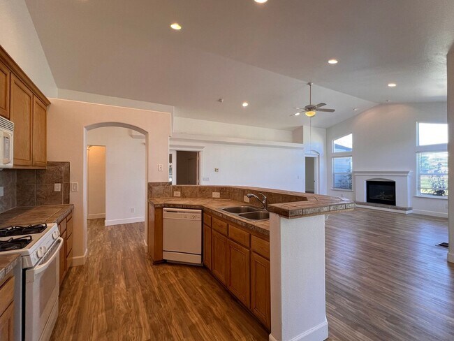 Foto del edificio - Beautiful 3 bedroom, 2 bath home with 3 car garage in Fernley Golf Course community!