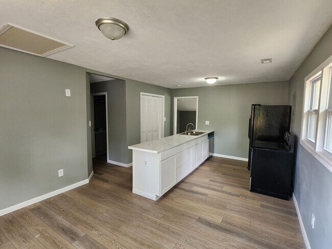Building Photo - 3 bed 2 bath with all of the updates you w...