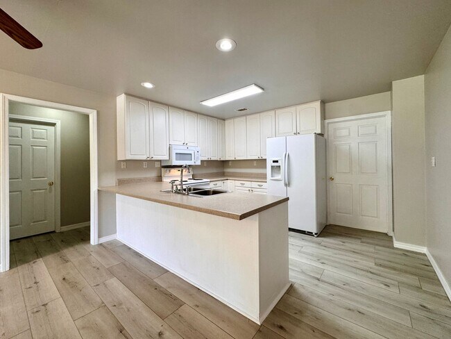 Foto del edificio - 642 Scoggins Rd
