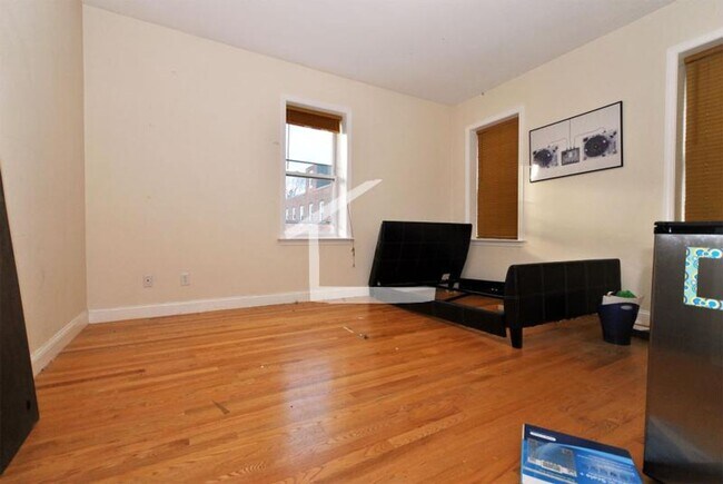 Foto del edificio - $1k Utilities Rebate Promo! Fab Apt near BU in ideal Location!  2 Full baths, XL rooms & back porch!