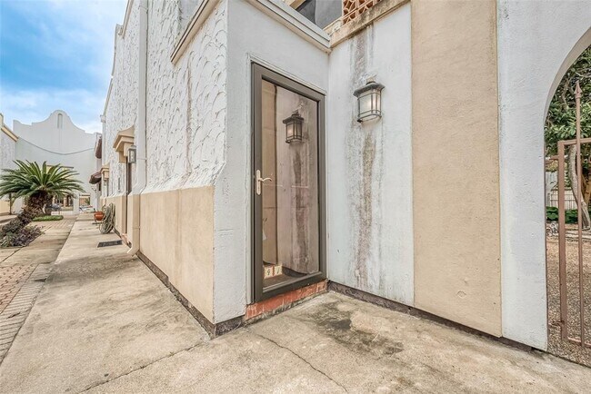 Building Photo - 2744 Briarhurst Dr