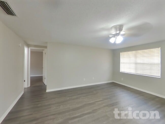 Building Photo - 1203 Seffner Valrico Rd