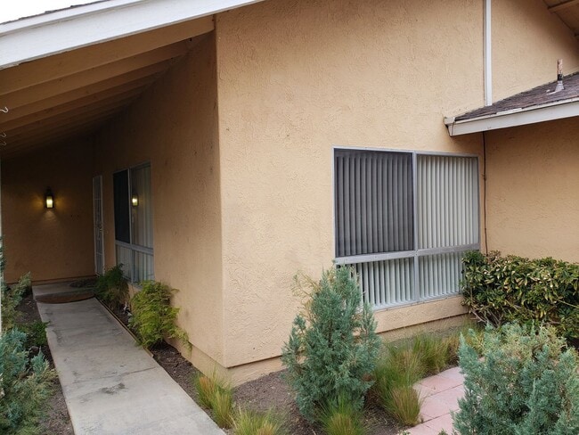 Building Photo - Great 3-bedroom, 2 bath home in Tustin Mea...