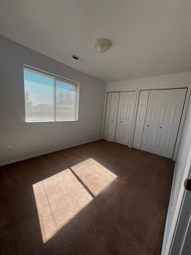 Foto del edificio - 2 Bedroom, 1.5 Bathroom - Upstairs/Downsta...