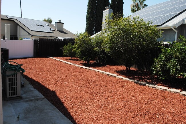 Side Yard - 5475 Mantua Ct
