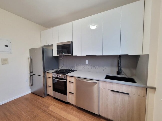 Building Photo - NEWLY RENOVATED==> 2BED + HOME OFFICE ==> ...
