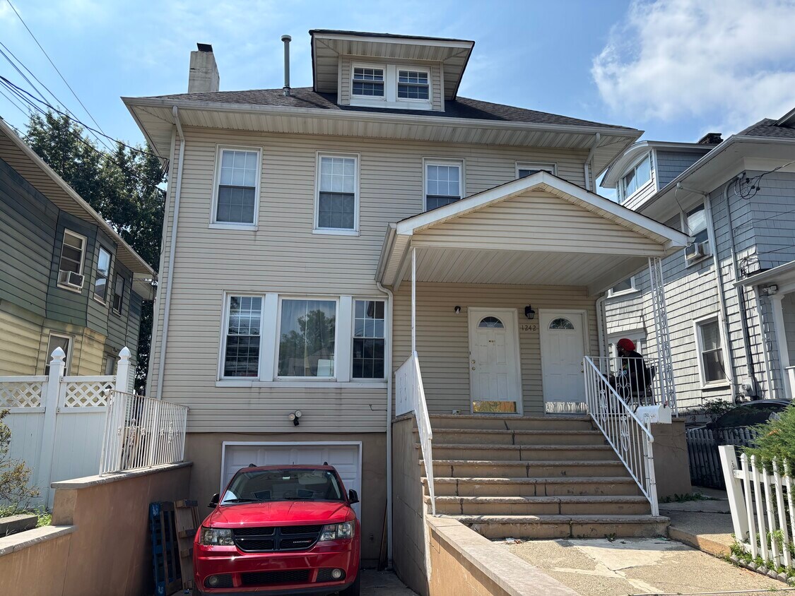 Primary Photo - 1242 Clinton Pl