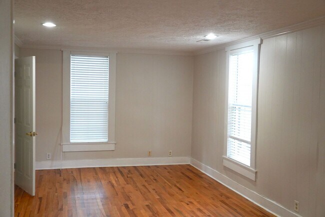 Building Photo - Adorable Bungalow Steps From the Ozark Squ...