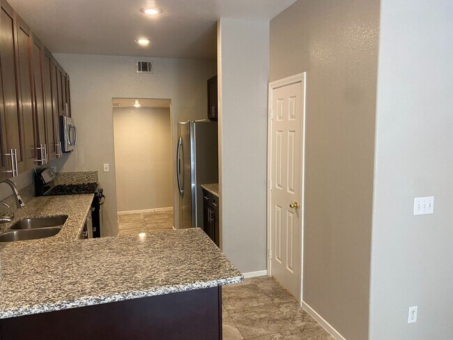 Building Photo - Upgraded townhome in gated Silverado Ranch...
