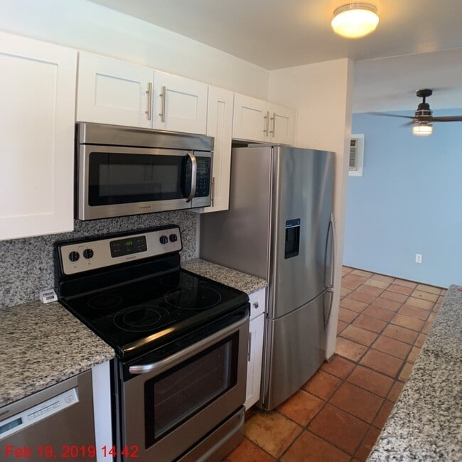 Building Photo - Charming 3 Bedroom 1.5 Bathroom POOL Home in Orlando!!