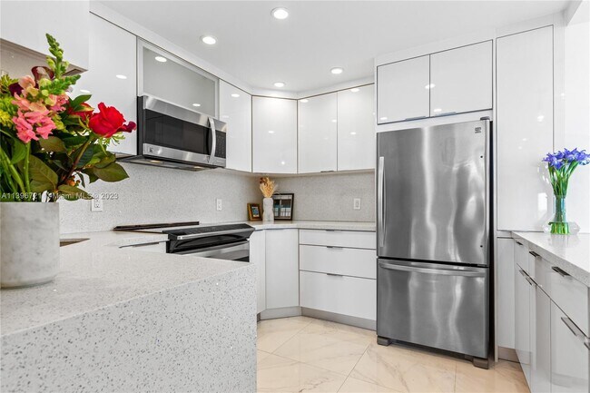 Building Photo - 5601 Collins Ave