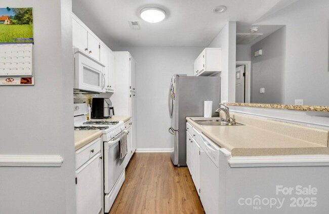 Foto del edificio - 124 Cedarcroft Dr