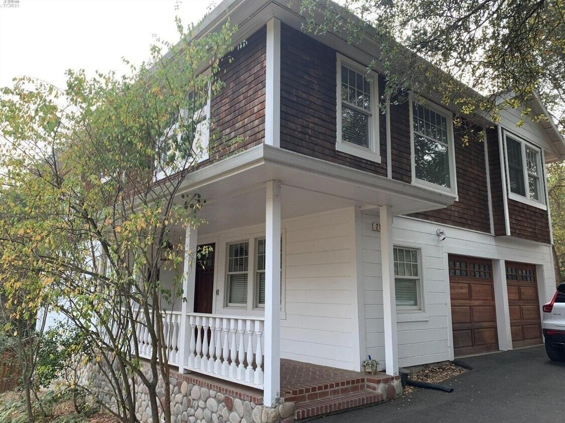 Primary Photo - 212 2nd St