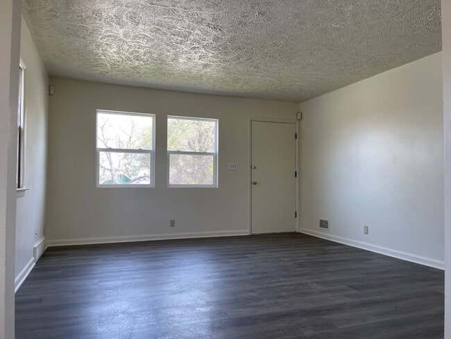 Building Photo - 3 Bedroom House Available Now!!