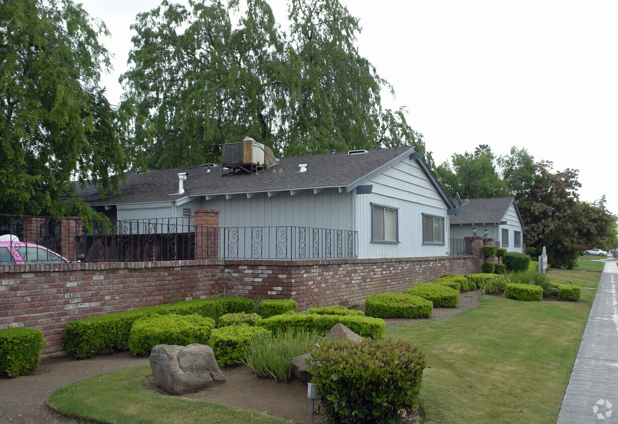 Building Photo - 708 W Bullard Ave