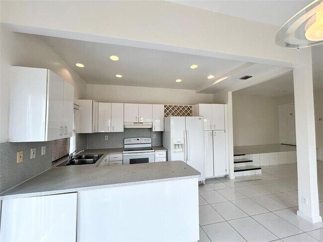 Building Photo - 4850 SW 63rd Terrace