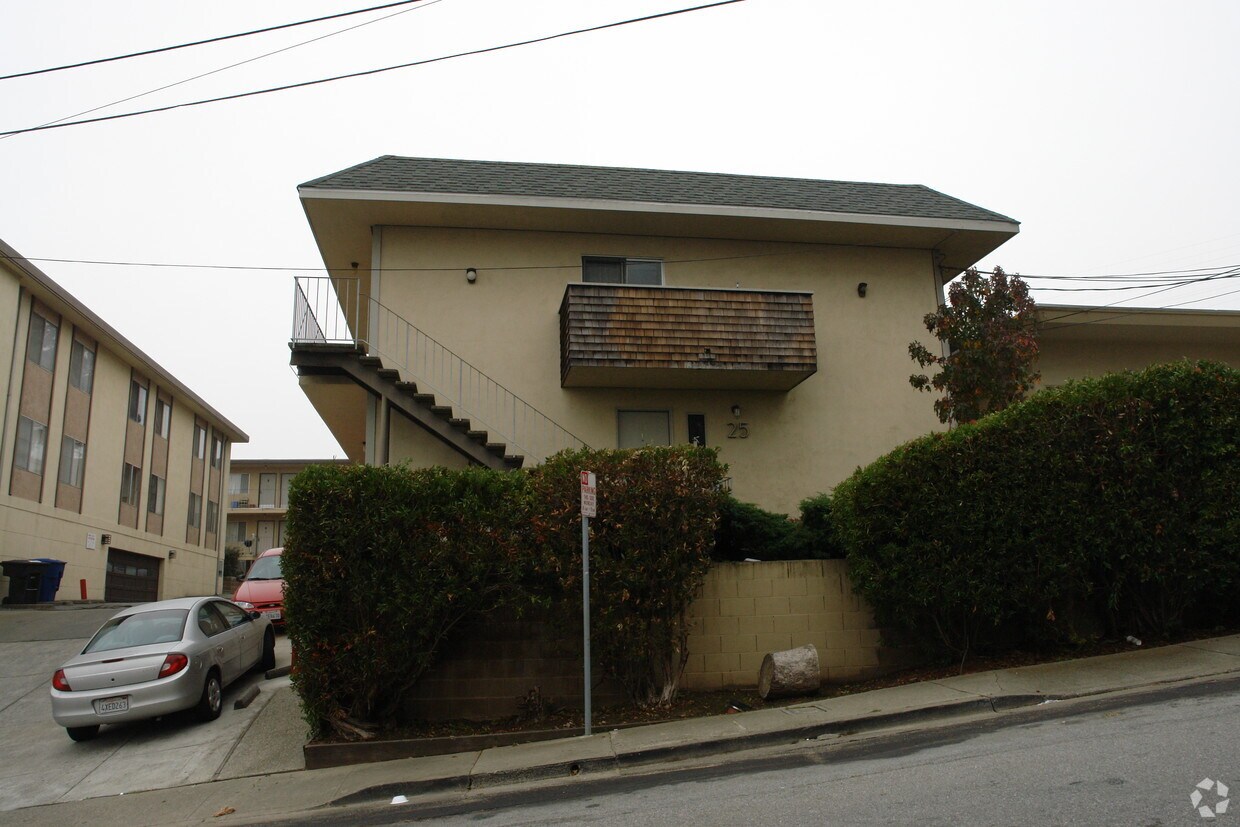 Building Photo - 25 Lewis Ave