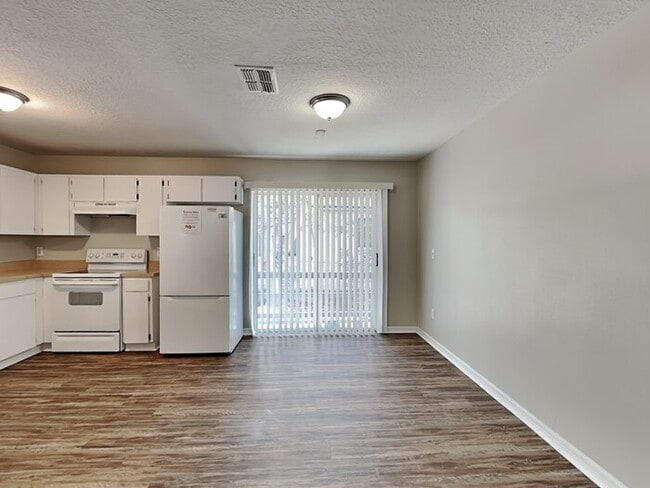 Foto del edificio - Cute 3/2!! AVAILABLE NOW