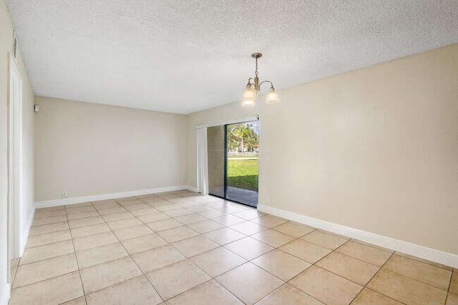 Foto del edificio - 1453 Lake Crystal Dr