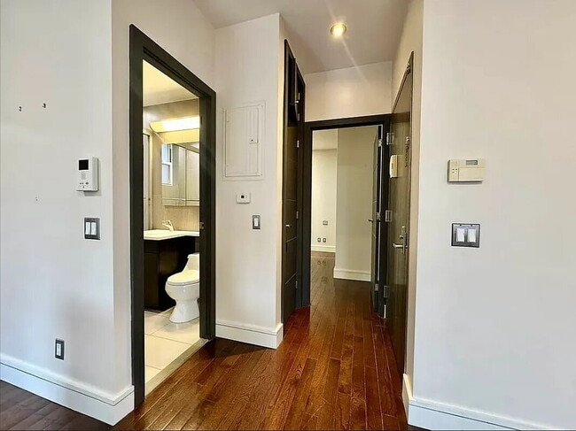Building Photo - "Charming 1-Bedroom Haven with Hardwood Elegance in Queens - 800 Sq Ft of Comfort!"