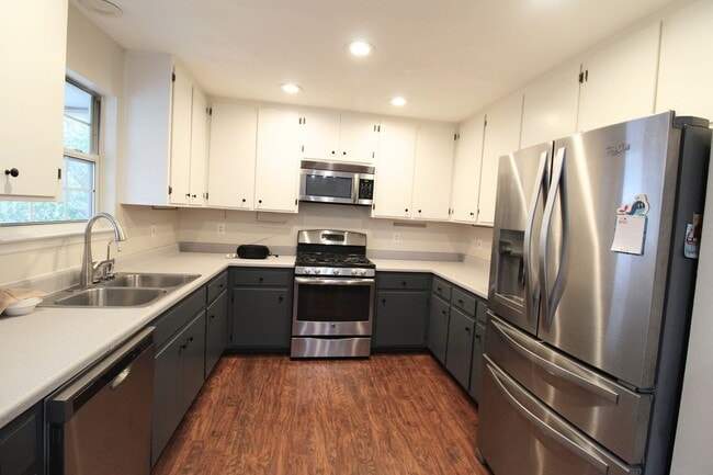 Building Photo - Spacious 3BR/2BA on 1 Acre – Fully Fenced