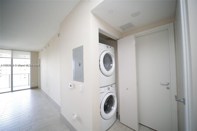 Building Photo - 1300 Brickell Bay Dr