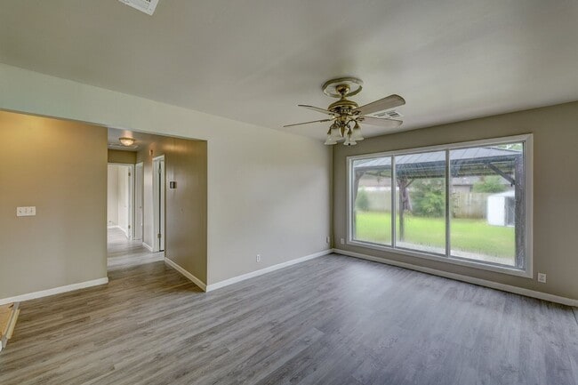Building Photo - Updated 3-Bedroom Home with Spacious Backy...