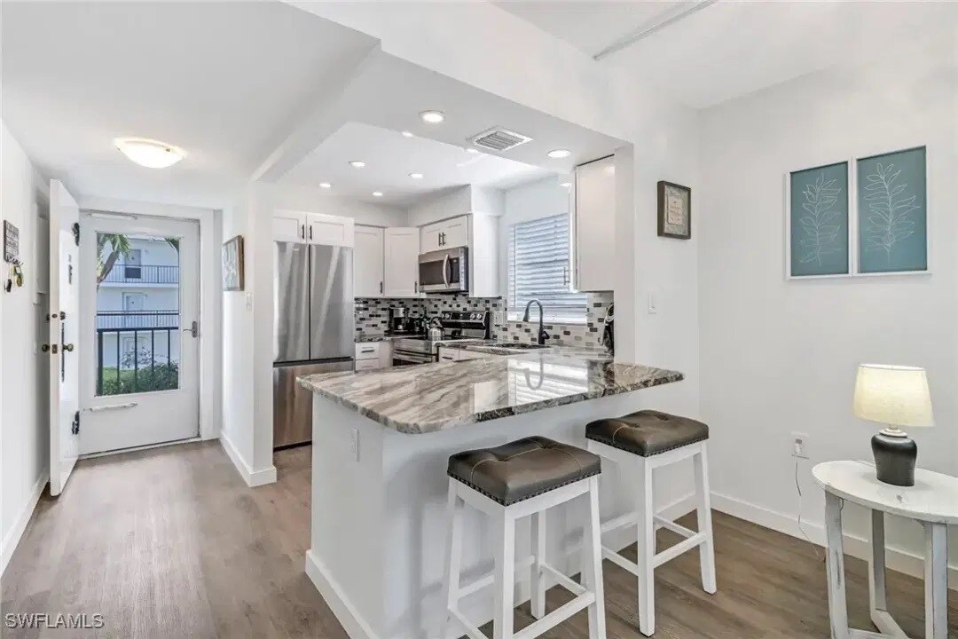 Cocina y entrada - 5 High Point Cir W