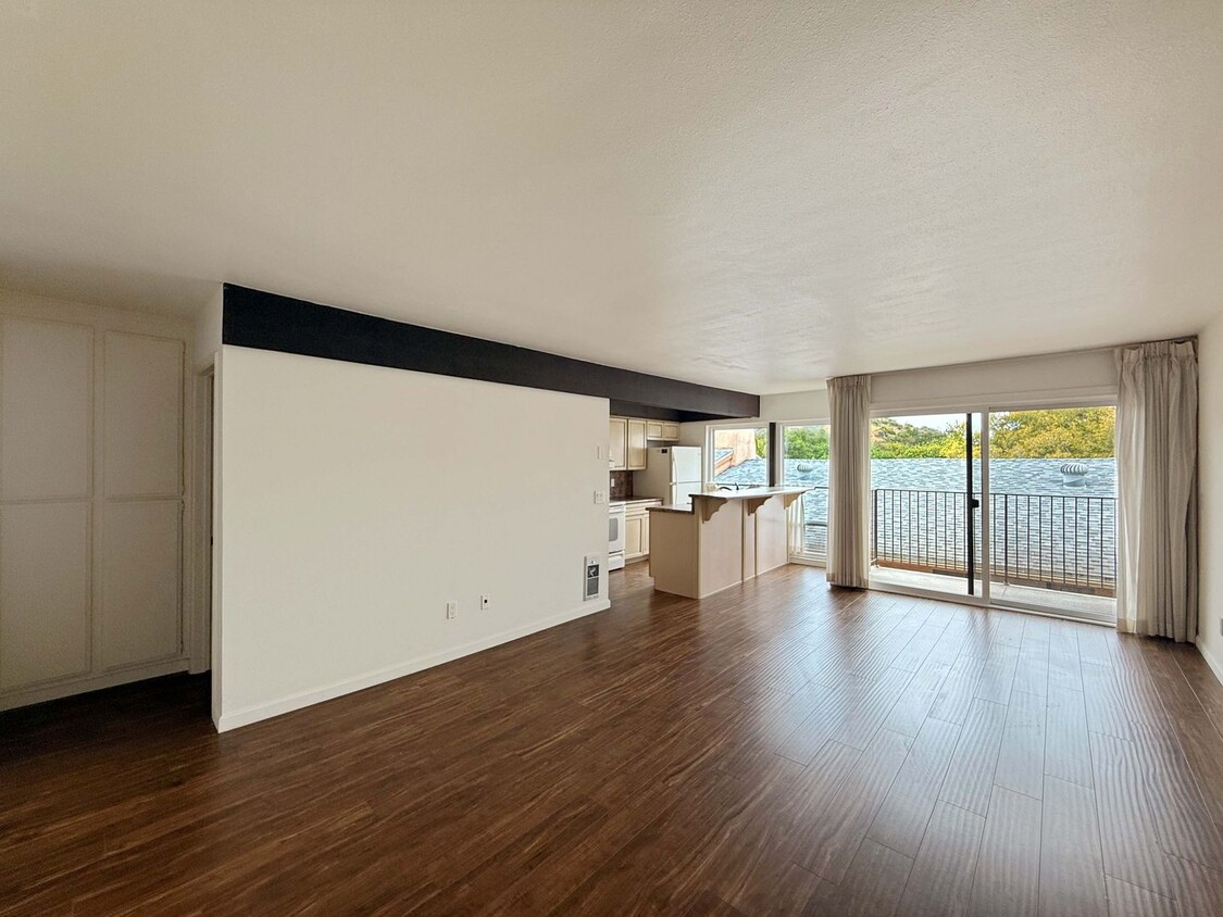 Primary Photo - Spacious 1B/1BA Condo w/ Gated Parking & C...