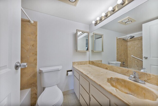 Building Photo - Top-Floor Magnolia Condo (brand-new wooden...