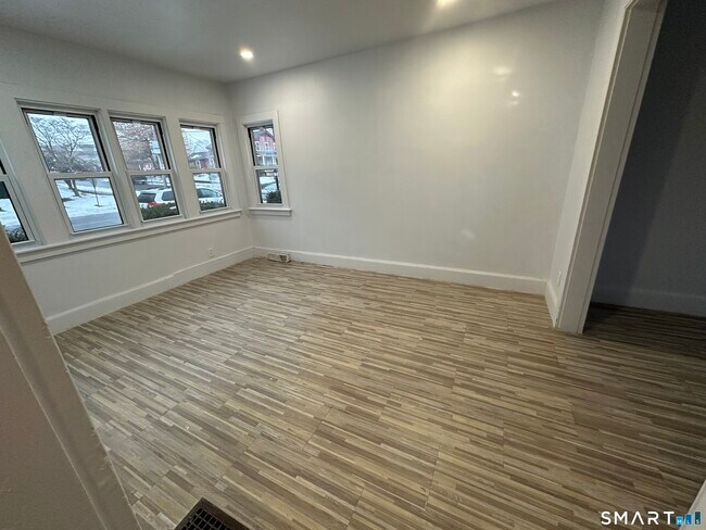 Foto del edificio - 112 Hawthorne Ave