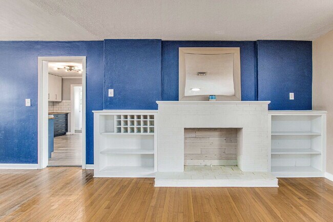 Building Photo - Beautiful East Hill home located in one of...