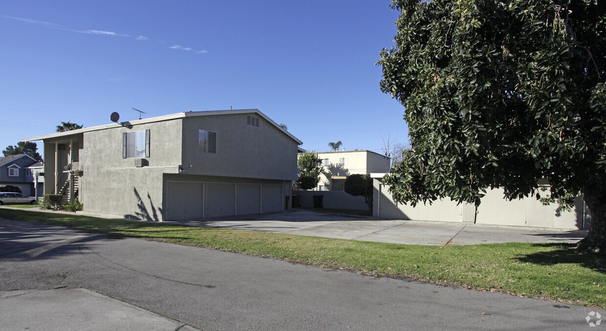 Building Photo - 513 W Wilshire Ave
