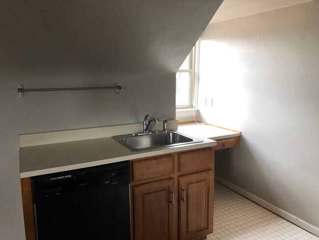 Kitchen - 255 College Ave