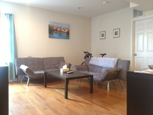 Foto del edificio - 3 bedroom with laundry in unit!